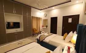 Cuzzy Inn Hotel